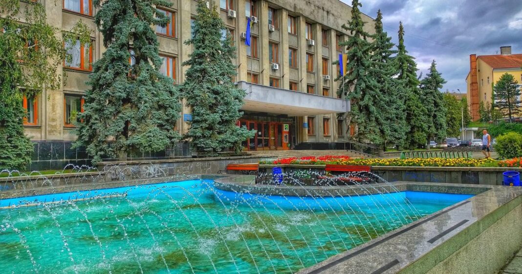 Будівля: Ужгородська міська рада